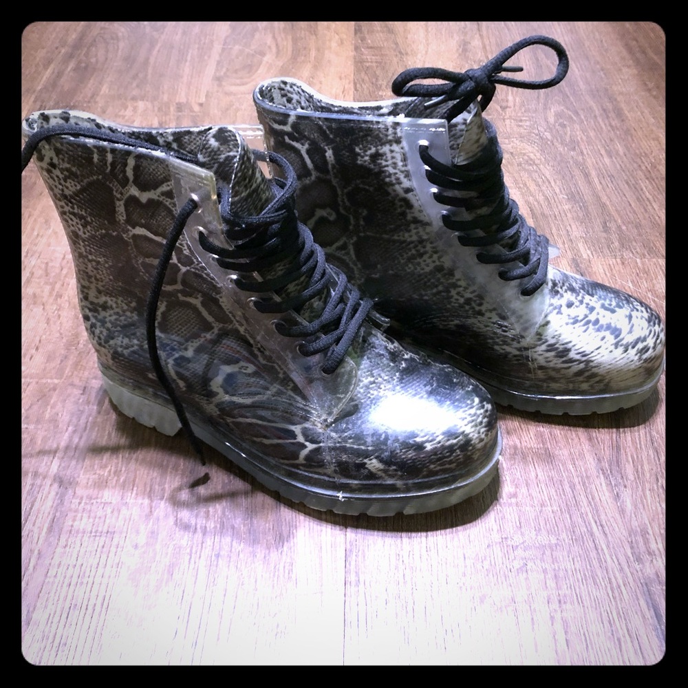 Rain Boots by Yoki women’s Size 7